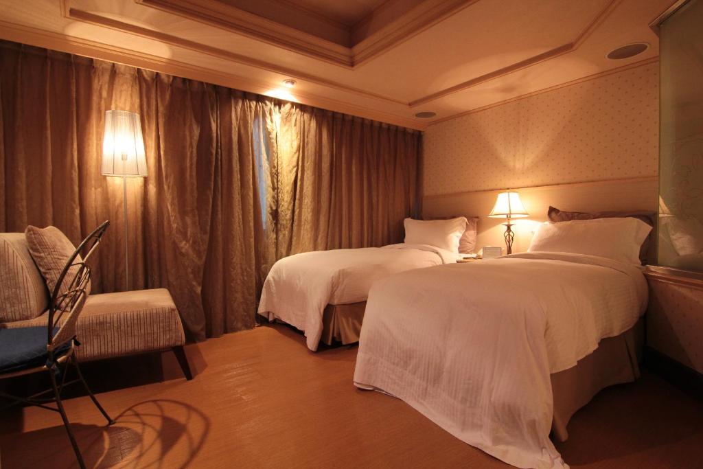 The Moon 3 Hotel